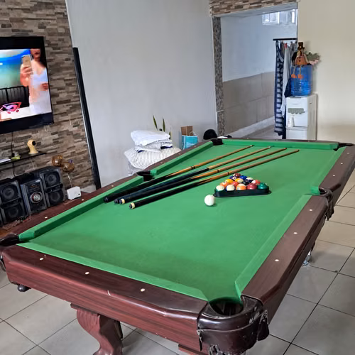 Mesa de billar, 4 tacos, juego completo de bolas. - Imagen 2