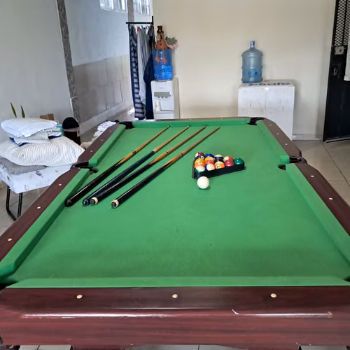 Mesa de billar, 4 tacos, juego completo de bolas.