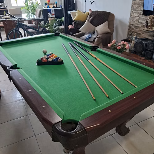 Mesa de billar, 4 tacos, juego completo de bolas. - Imagen 3