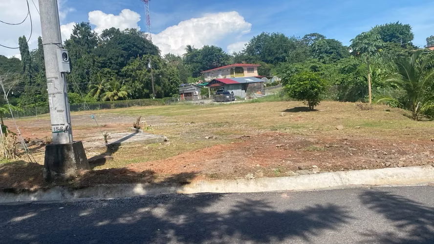 VENDO TERRENO CON 2 ESQUINAS, SUPER UBICACION, PARA USO COMERCIAL