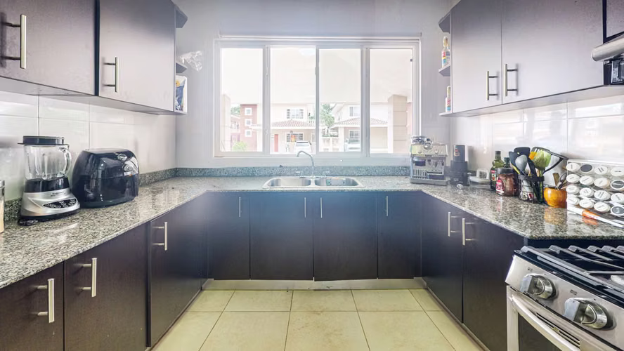 Venta de casa dúplex con doble terraza y garita de seguridad – PH Villa Tiber, Brisas del Golf - Imagen 9