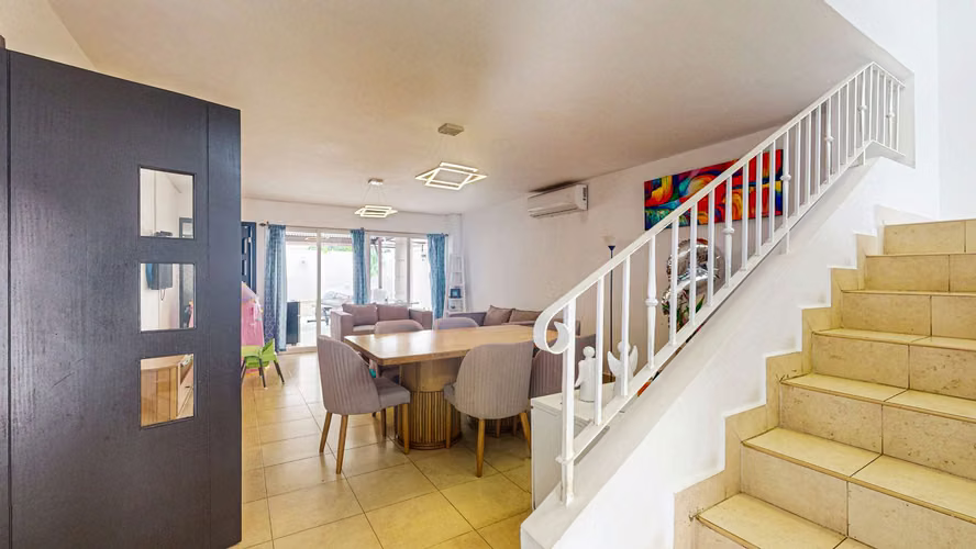 Venta de casa dúplex con doble terraza y garita de seguridad – PH Villa Tiber, Brisas del Golf - Imagen 2