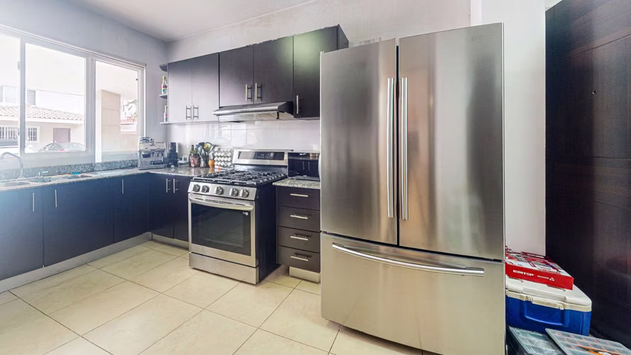 Venta de casa dúplex con doble terraza y garita de seguridad – PH Villa Tiber, Brisas del Golf - Imagen 10