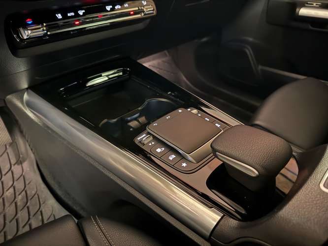 MERCEDES-BENZ GLA200 del 2020 - Imagen 10