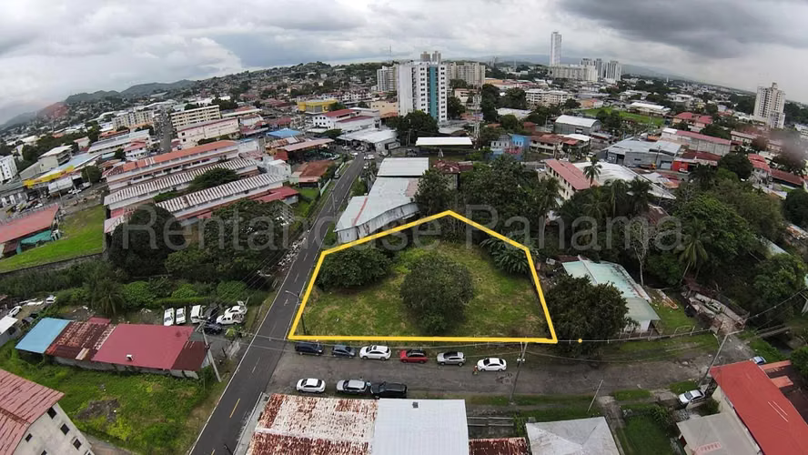 Terreno en Venta en Parque Lefevre SYH