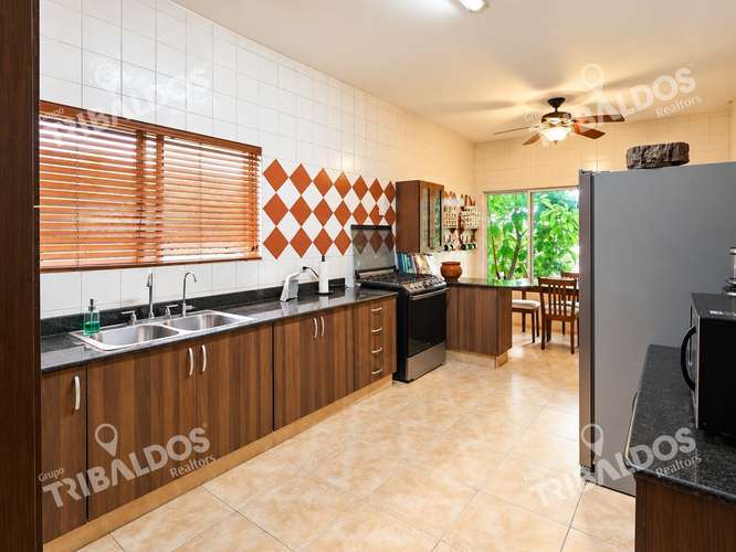 VENTA DE 2 CASAS EN 1 EN COSTA DEL ESTE – 6 RECÁMARAS