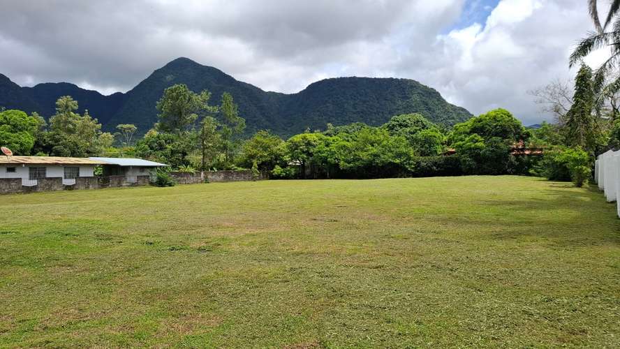 Magnífico terreno llano de 2.000 m² en el centro de El Valle, situado en una zona tranquila y vallado por tres lados.
