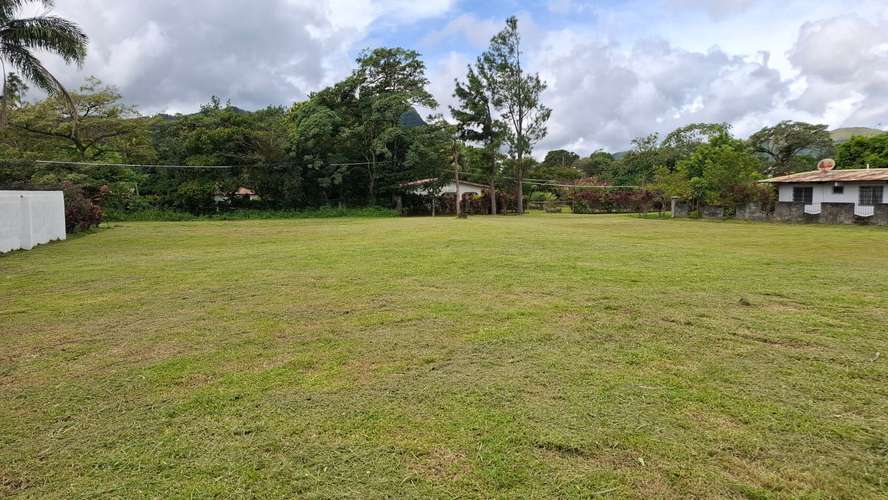 Magnífico terreno llano de 2.000 m² en el centro de El Valle, situado en una zona tranquila y vallado por tres lados.
