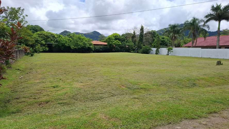 Magnífico terreno llano de 2.000 m² en el centro de El Valle, situado en una zona tranquila y vallado por tres lados.