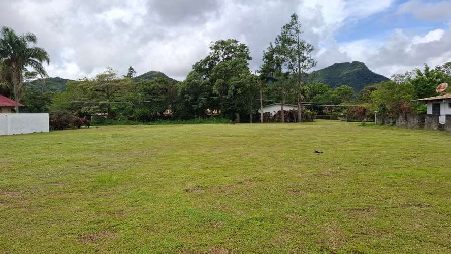 Magnífico terreno llano de 2.000 m² en el centro de El Valle, situado en una zona tranquila y vallado por tres lados.