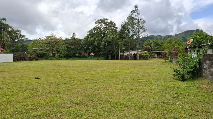 Magnífico terreno llano de 2.000 m² en el centro de El Valle, situado en una zona tranquila y vallado por tres lados.