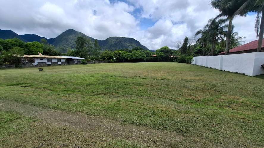 Magnífico terreno llano de 2.000 m² en el centro de El Valle, situado en una zona tranquila y vallado por tres lados.