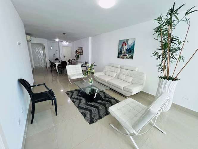 Alquilo apartamento en Bella Vista, 3 recamaras, amoblado, 140m2, con balcón. - Imagen 5
