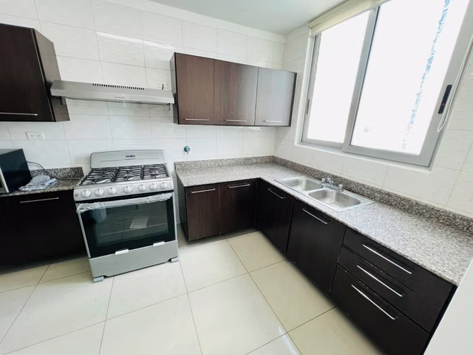 Alquilo apartamento en Bella Vista, 3 recamaras, amoblado, 140m2, con balcón. - Imagen 7