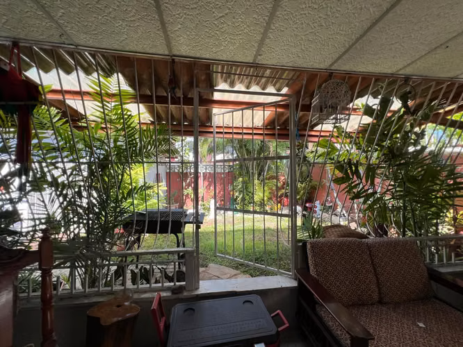 CASA EN VENTA EN CHANIS – AMPLIA PROPIEDAD DE DOS PLANTAS