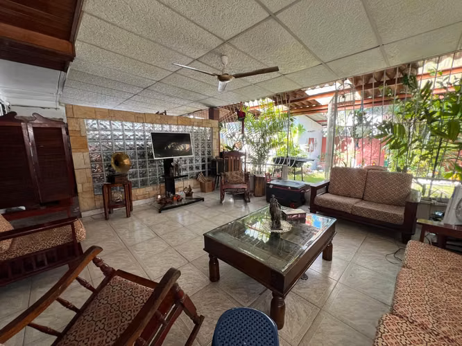 CASA EN VENTA EN CHANIS – AMPLIA PROPIEDAD DE DOS PLANTAS