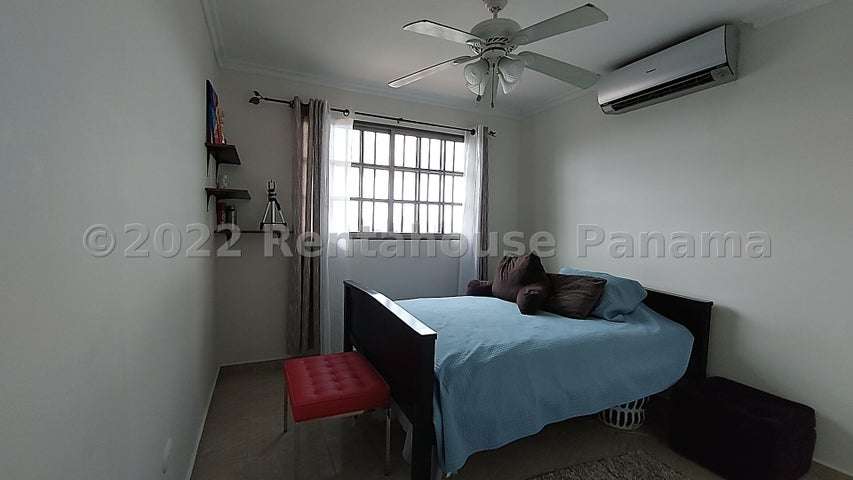 Venta de casa duplex en Corona Gardens, Betania *
