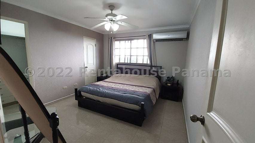 Venta de casa duplex en Corona Gardens, Betania *