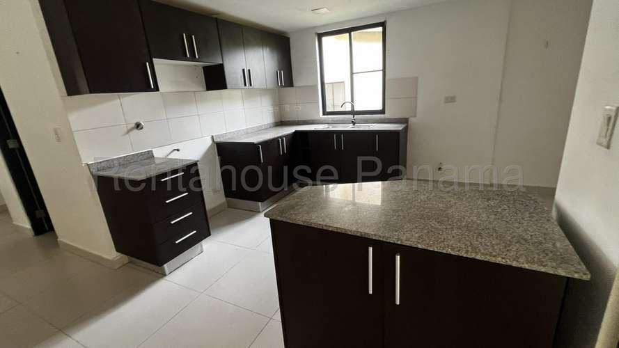272624. Se vende a precio de remate casa 237m en Woodlands, 3 recámaras, 2.5 baños, patio.
