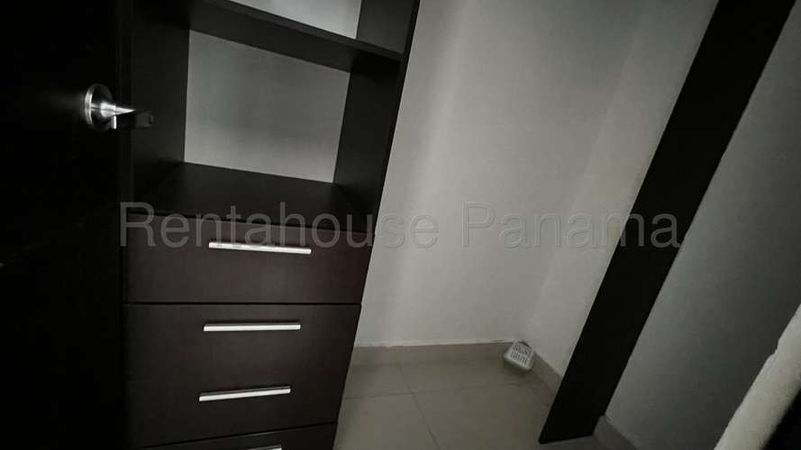 272624. Se vende a precio de remate casa 237m en Woodlands, 3 recámaras, 2.5 baños, patio.