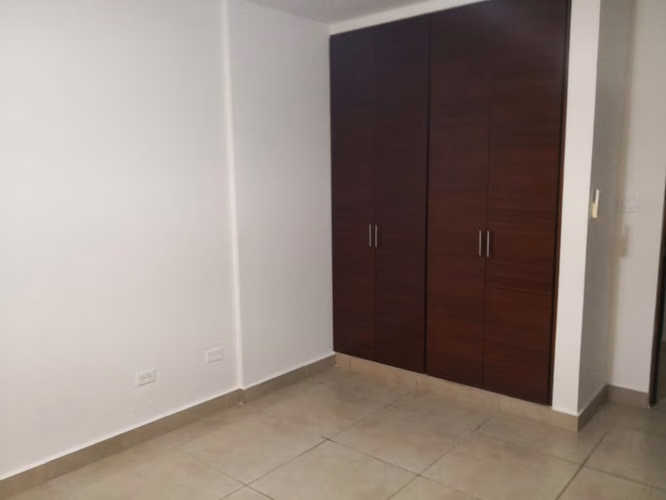 Brisas del Golf | Casa 2 Niveles | 3 Rec c/ Baño | 5 Baños | CBE | Jardín y Patio | Vacía | 2 Parking | 300m | $1,950 - Imagen 9