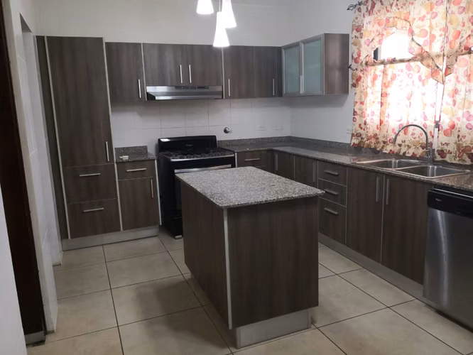 Brisas del Golf | Casa 2 Niveles | 3 Rec c/ Baño | 5 Baños | CBE | Jardín y Patio | Vacía | 2 Parking | 300m | $1,950 - Imagen 2