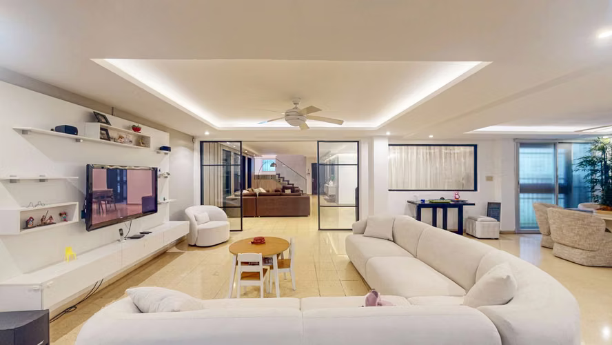 Venta de casa con acabados modernos y amplios espacios en Altos de las Lomas – Urbanización La Loma - Imagen 8