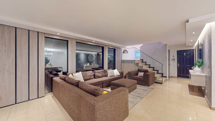 Venta de casa con acabados modernos y amplios espacios en Altos de las Lomas – Urbanización La Loma - Imagen 2