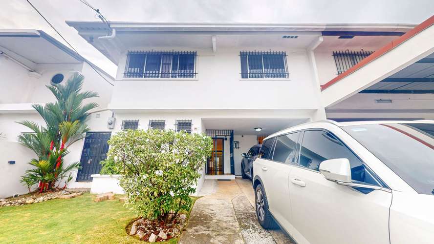 Venta de casa con acabados modernos y amplios espacios en Altos de las Lomas – Urbanización La Loma