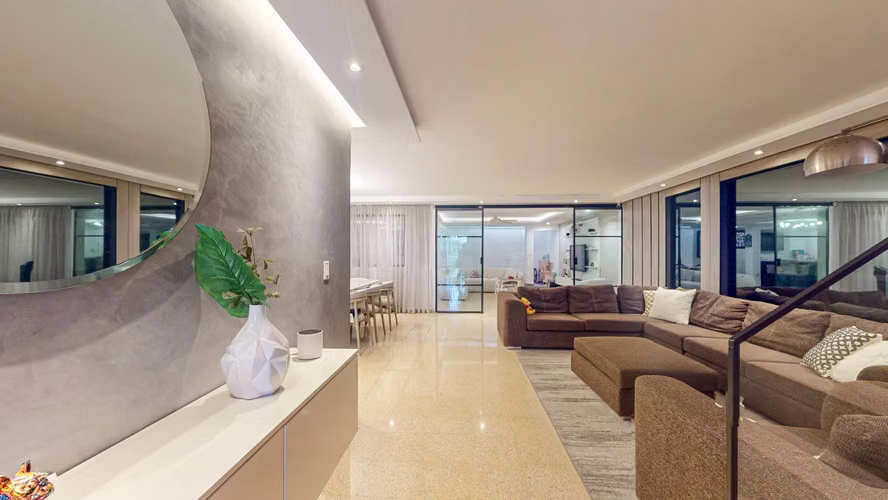 Venta de casa con acabados modernos y amplios espacios en Altos de las Lomas – Urbanización La Loma