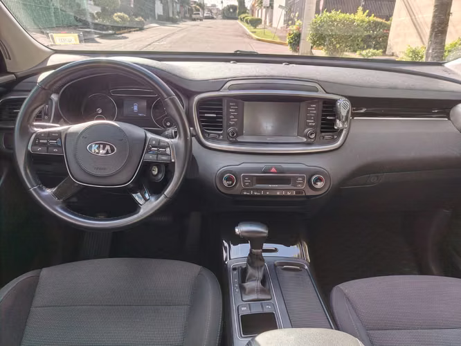 KIA SORENTO 2019 AUTOMÁTICA ÚNICO DUEÑO NEGOCIABLE  - Imagen 8