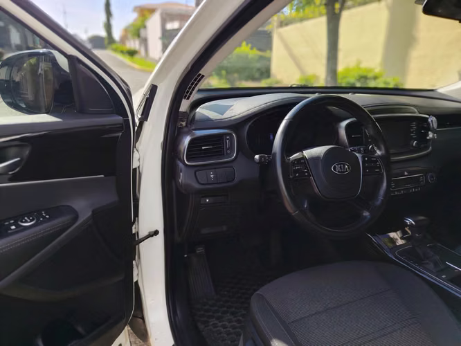 KIA SORENTO 2019 AUTOMÁTICA ÚNICO DUEÑO NEGOCIABLE  - Imagen 5
