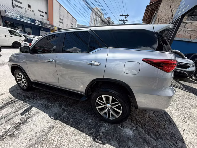 TOYOTA FORTUNER 2017 AUTOMATICA 4X4 TURBO 3.0 DIESEL UNICA DUEÑA SOLO 18mil km COMO NUEVA - Imagen 6