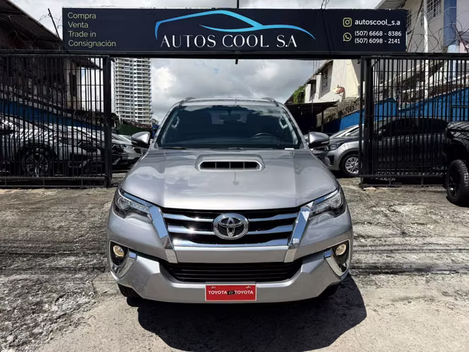 TOYOTA FORTUNER 2017 AUTOMATICA 4X4 TURBO 3.0 DIESEL UNICA DUEÑA SOLO 18mil km COMO NUEVA