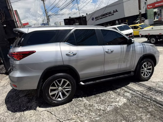 TOYOTA FORTUNER 2017 AUTOMATICA 4X4 TURBO 3.0 DIESEL UNICA DUEÑA SOLO 18mil km COMO NUEVA - Imagen 5