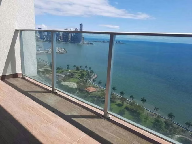 En Venta Apto en H2O Av Balboa $184,000