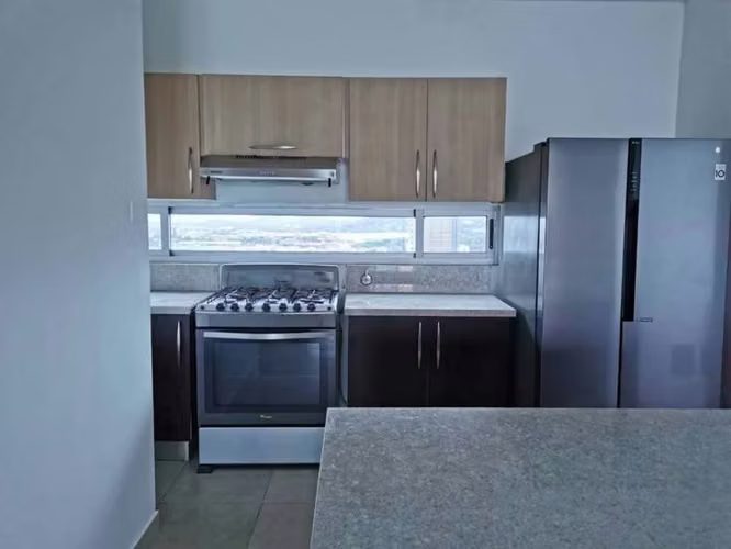 En Venta Apto en H2O Av Balboa $184,000