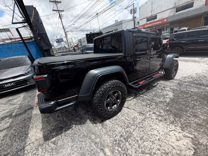 JEEP GLADIATOR RUBICON AÑO 2023 AUTOMATICA 4X4 FULL EXTRAS UNICO DUEÑO COMORADA EL AUTO STAR - Imagen 4