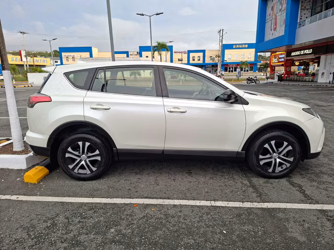 Hermosa RAV 4 2017