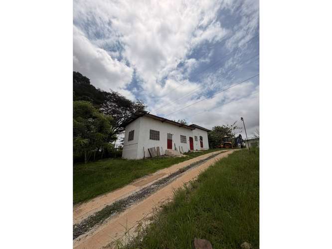 CHORRERA / LAS MENDOZA / 8 HECTAREAS / FINCA GANADERA / CON GALERAS