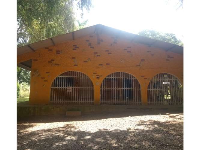 SE VENDE CASA 8.7 HECTAREAS EN CAPIRA CAMPANA CON PISCINA Y JACUZZI