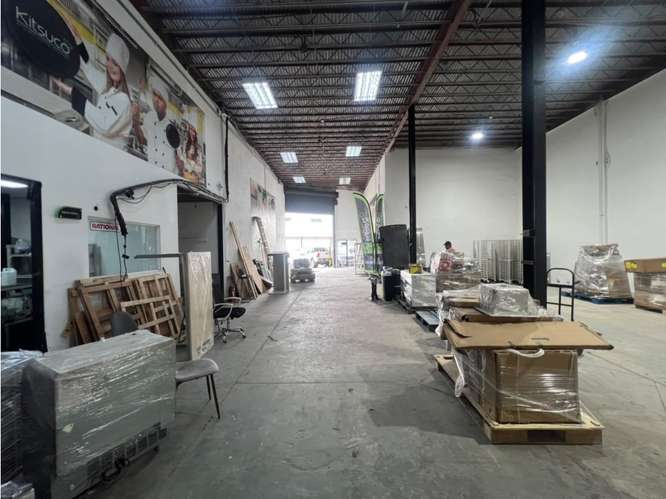 SE ALQUILA COSTA DEL ESTE PARQUE INDUSTRIAL 800M 3 NIVELES 4 OFICINAS