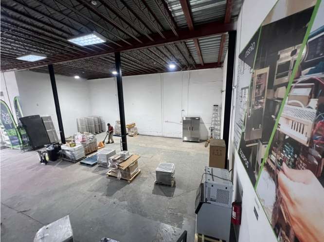 SE ALQUILA COSTA DEL ESTE PARQUE INDUSTRIAL 800M 3 NIVELES 4 OFICINAS
