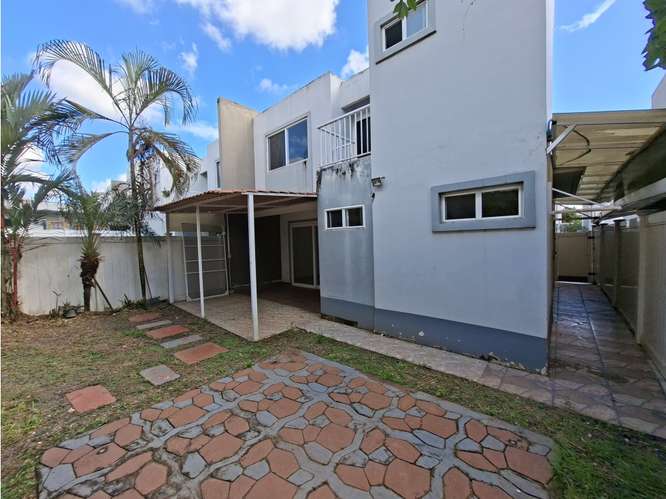 SE VENDE CASA BRISAS DEL GOLF VICTORIA 200M 3 HABITACION PATIO DUPLEX