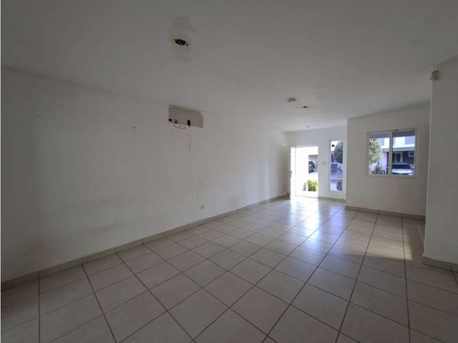SE VENDE CASA BRISAS DEL GOLF VICTORIA 200M 3 HABITACION PATIO DUPLEX