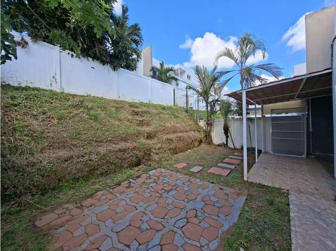 SE VENDE CASA BRISAS DEL GOLF VICTORIA 200M 3 HABITACION PATIO DUPLEX