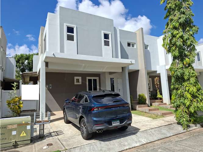 SE VENDE CASA BRISAS DEL GOLF VICTORIA 200M 3 HABITACION PATIO DUPLEX
