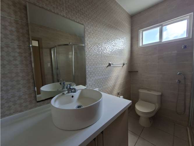 SE VENDE CASA BRISAS DEL GOLF VICTORIA 200M 3 HABITACION PATIO DUPLEX