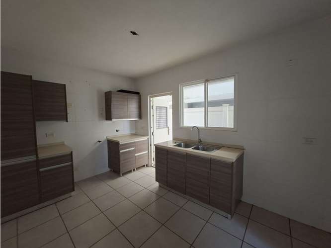 SE VENDE CASA BRISAS DEL GOLF VICTORIA 200M 3 HABITACION PATIO DUPLEX