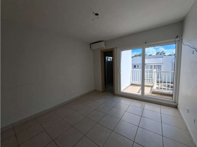SE VENDE CASA BRISAS DEL GOLF VICTORIA 256M 3 HABITACION PATIO DUPLEX